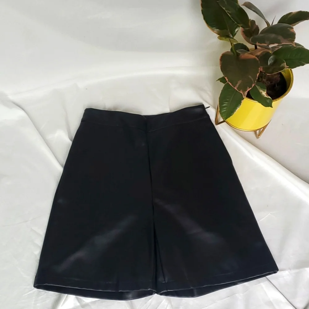 Forever 21 Faux Leather Bermuda Shorts (MEDIUM) NWOT